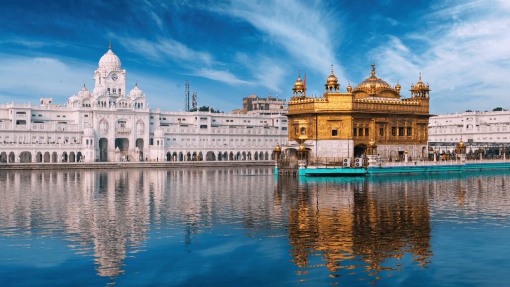Vista del agua con edificios históricos del Triángulo Dorado de la India al fondo.