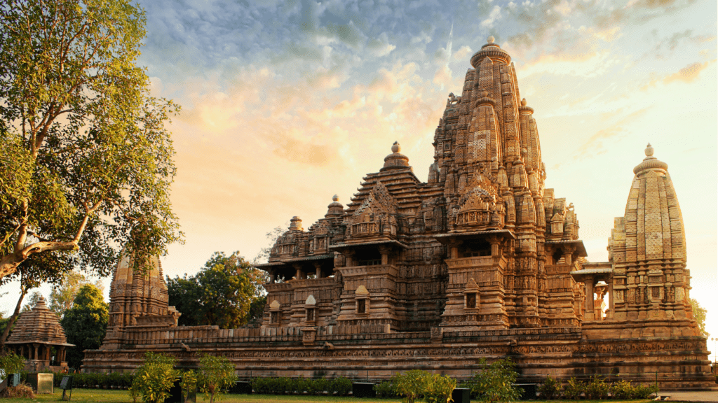 Templo de Khajuraho iluminado por un atardecer, un destino fascinante en los viajes a la India