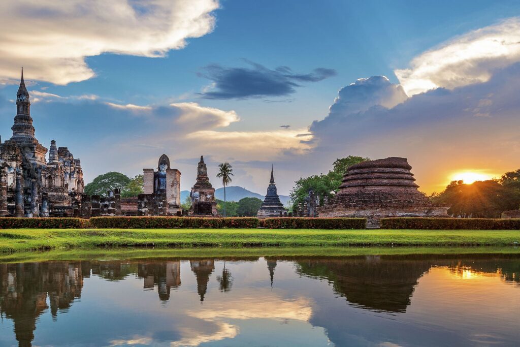 Templo majestuoso en Tailandia rodeado de naturaleza exuberante, un lugar imprescindible para los amantes de la cultura en sus viajes a Tailandia