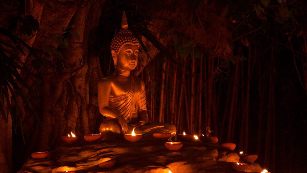 Templo durante la fiesta de Visakha Bucha en Tailandia