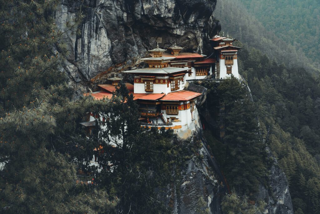 5 destinos poco turísticos que debes visitar. Paro Taktsang, Taktsang Trail, Bhutan. Foto de Kevin Andrew en Unsplash