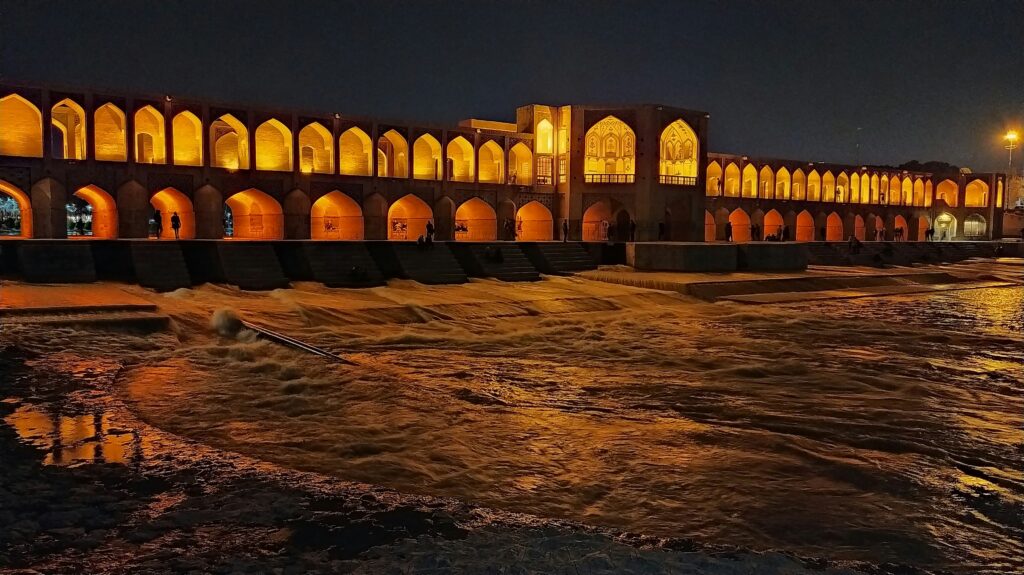 5 destinos poco turísticos que debes visitar. Khaju Bridge, Isfahan, Isfahan Province, Iran. Foto de mohammad nasr en Unsplash