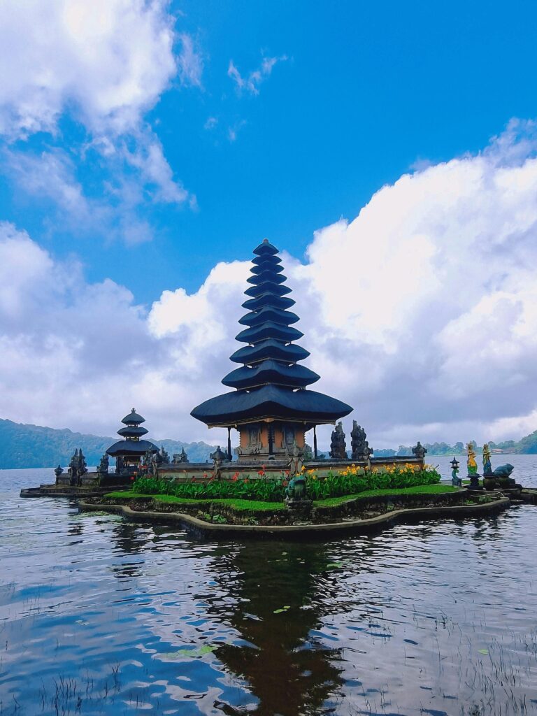 Vista del Templo Ulun Danu Beratan en Bali, Indonesia. Imagen decorativa
