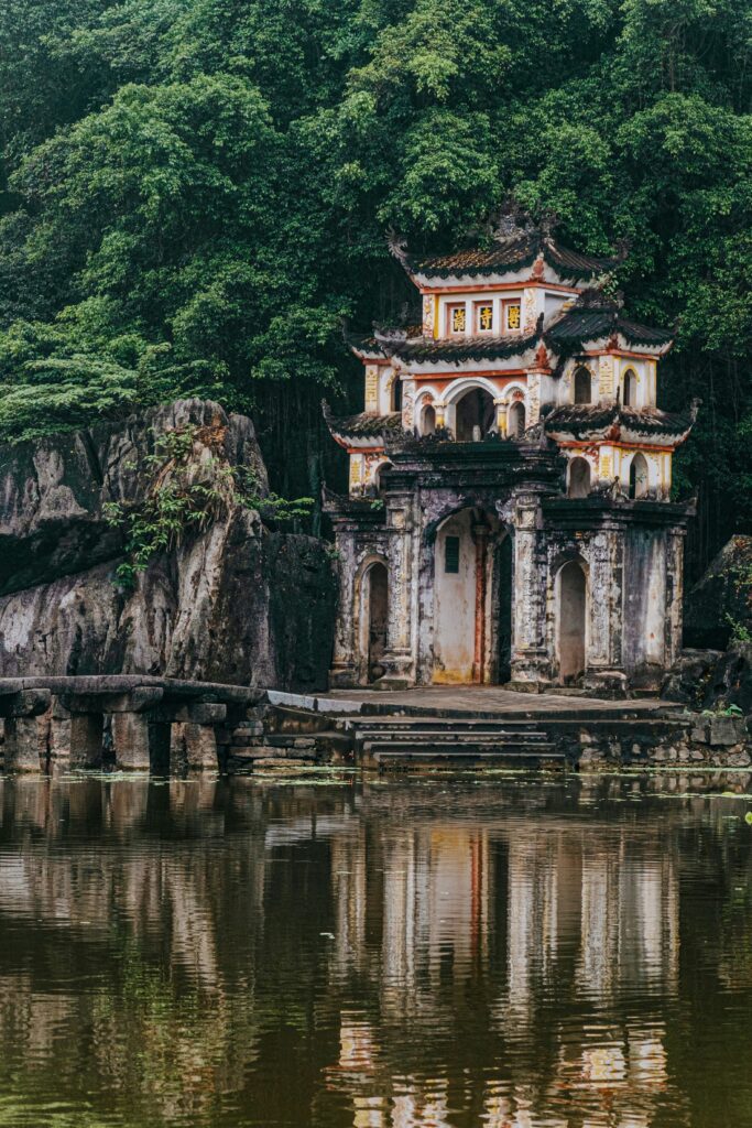 pagoda Ninh Bình, Vietnam - Viajar Asia temporada lluvias: antigua pagoda reflejada en agua tranquila durante la lluvia