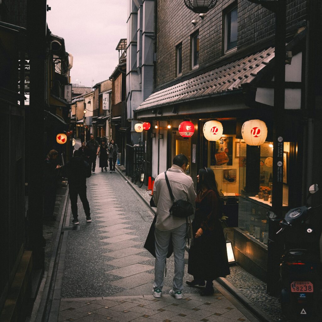 Kyoto, Japon -Itinerario en Japón de 15 días: calle tradicional de Kioto con turistas y faroles