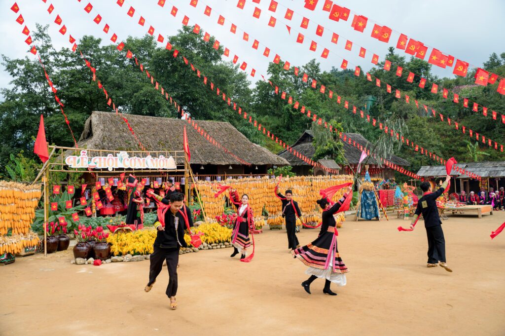 Personas con ropa tradicional bailando al aire libre durante un festival tradicional en Vietnam
Mejor época para viajar a Vietnam y Camboya