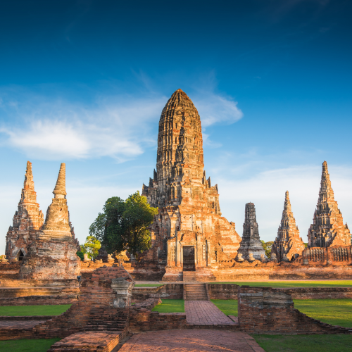 Templo antiguo de Ayutthaya con un atardecer dorado de fondo, Tailandia