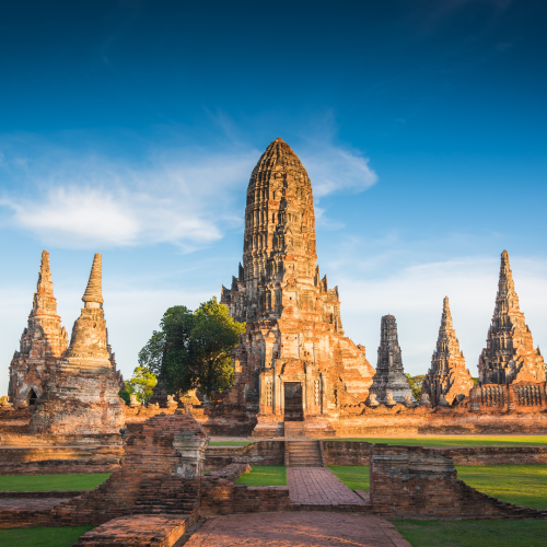 Templo antiguo de Ayutthaya con un atardecer dorado de fondo, Tailandia