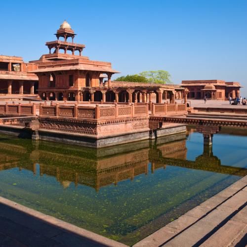 Templo de Fatehpur Sikri rodeado de agua, un destino fascinante en la India