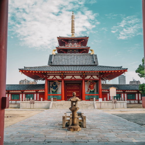 Puertas de entrada de un templo en Osaka, con el templo al fondo, un lugar destacado en los viajes a Japón