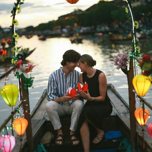 Pareja en barco, Hoi An, Vietnam