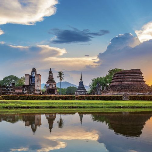 Templo majestuoso en Tailandia rodeado de naturaleza exuberante, un lugar imprescindible para los amantes de la cultura en sus viajes a Tailandia