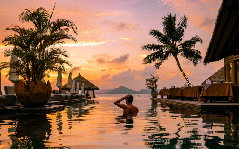 Piscina de lujo con vistas a islas paradisíacas, auténticos viajes de lujo.